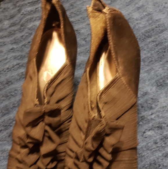 Sophisticated Pumps - Picture 3 of 4